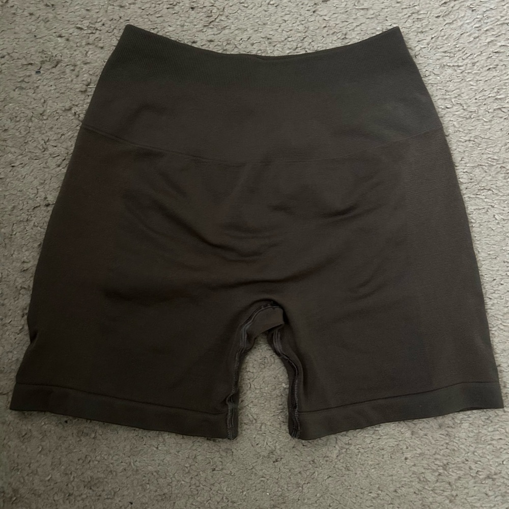 Alphalete amplify 4.5” shorts 
Mocha 
Size small